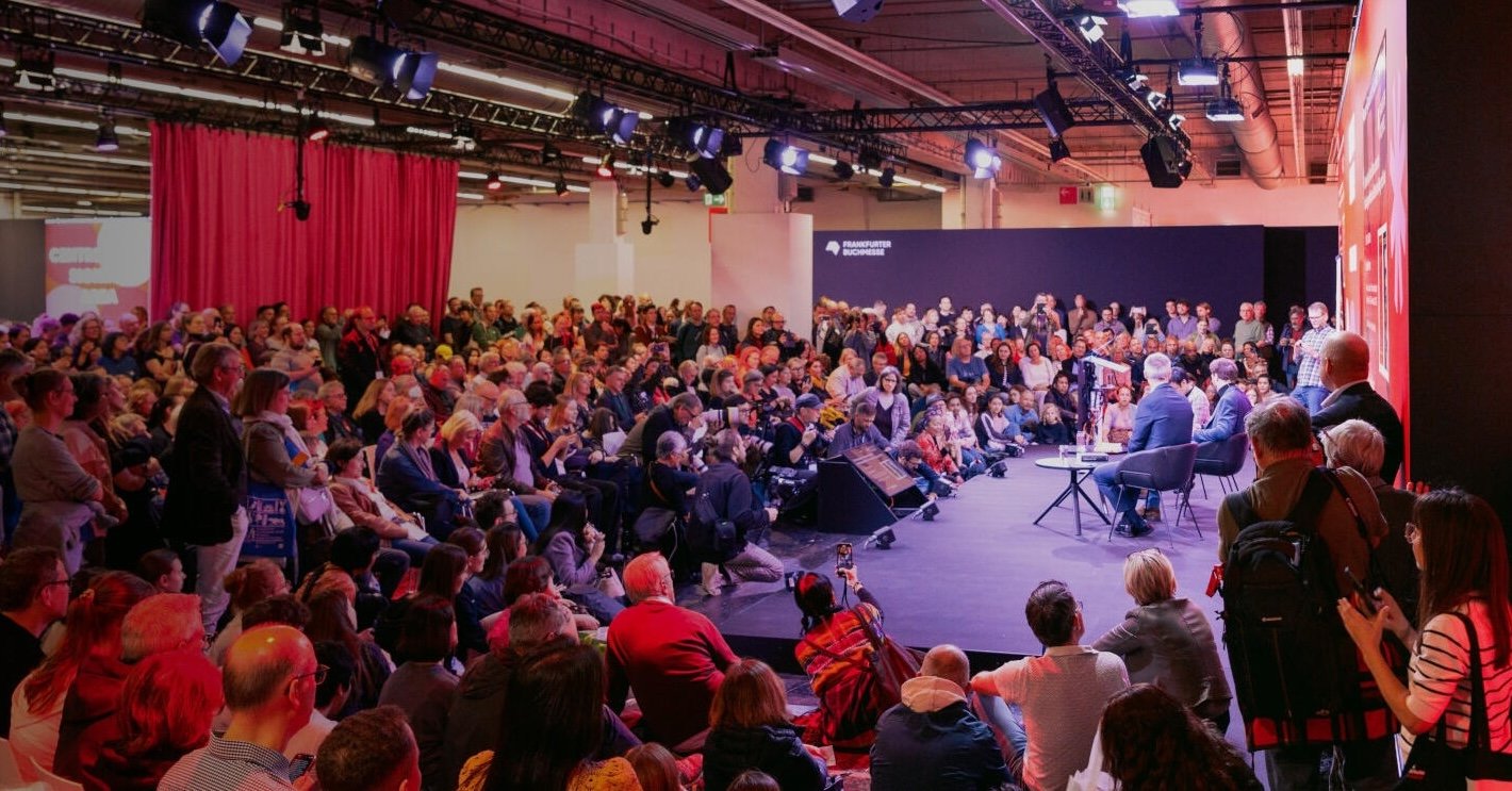 ფრანკფურტის წიგნის ბაზრობა: რეკორდული მაჩვენებლები და გლობალური დისკუსიების ეპიცენტრი