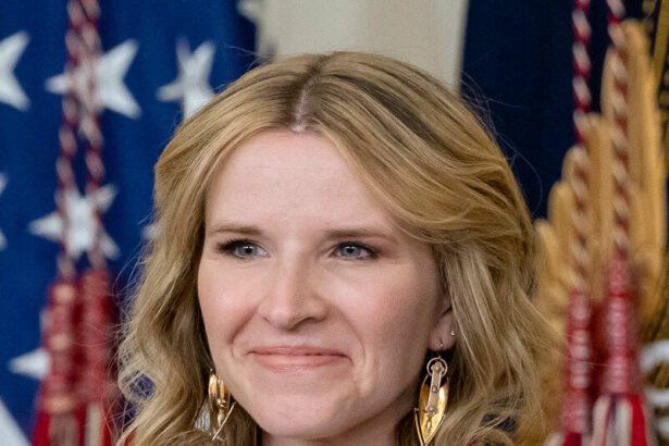 ტარა ვესტოვერი თეთრ სახლში აშშ-ის ეროვნული ჰუმანიტარული მედლით დაჯილდოებისას. 2023 წლის 21 მარტი.